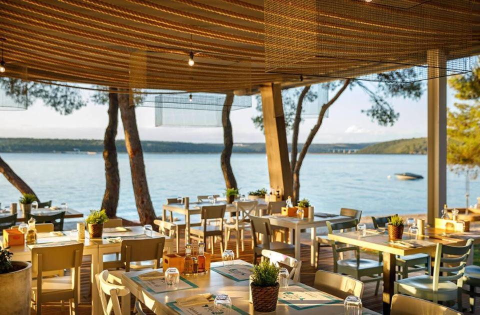 Easyatent Bungalow Tent Lanterna Červar-Porat Εξωτερικό φωτογραφία